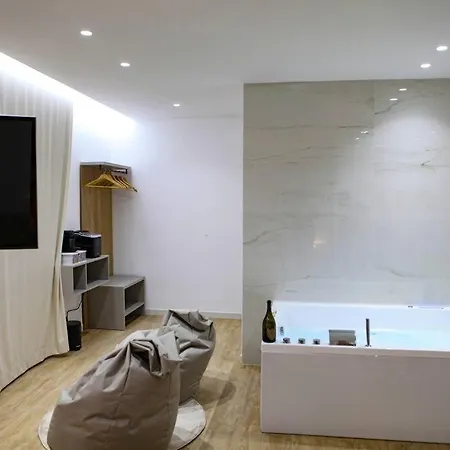 Luxury - 5 Stars - With A Jacuzzi 70's