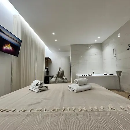 Luxury - 5 Stars - With A Jacuzzi 70's Apartment