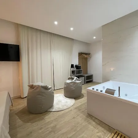 Luxury - 5 Stars - With A Jacuzzi 70's Apartment