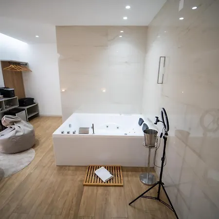 Luxury - 5 Stars - With A Jacuzzi 70's Apartment *