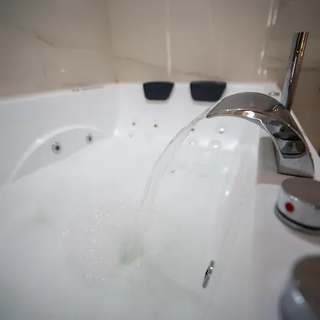 Luxury - 5 Stars - With A Jacuzzi 70's *